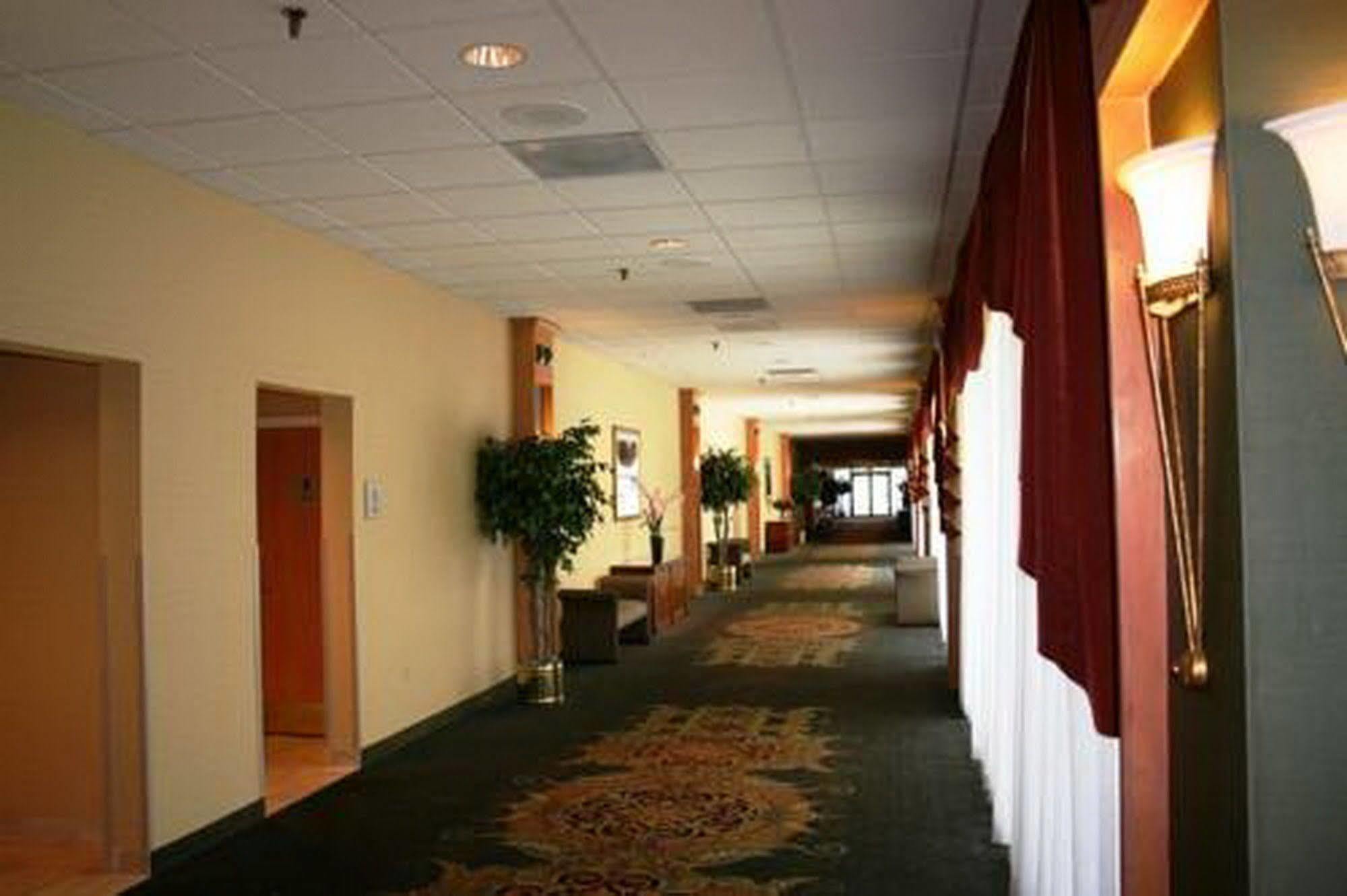 Magnuson Grand & Conference Center Somerset-Bridgewater Extérieur photo